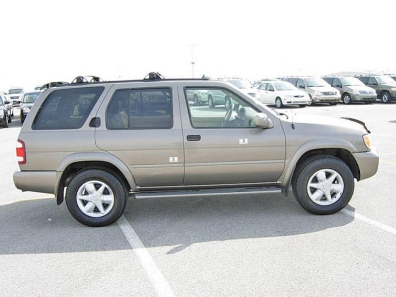 Nissan Pathfinder LE