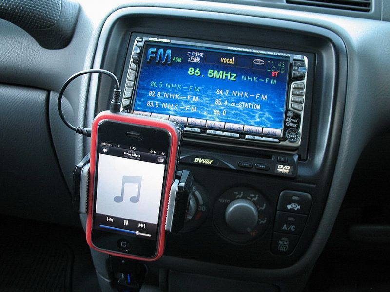 iPhone HandsFree / FM Transmitter 1