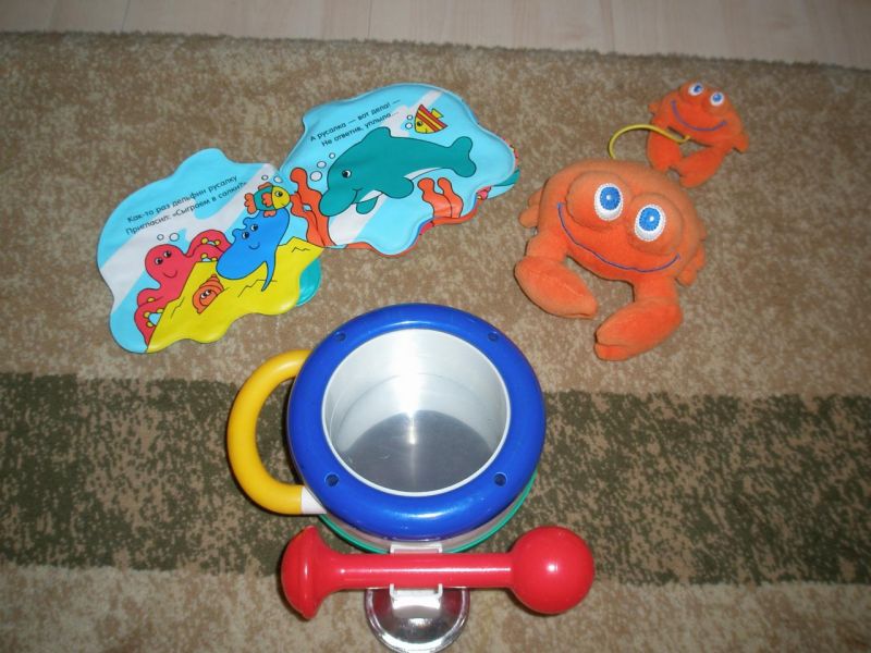 Две игрушки для купания и барабан
