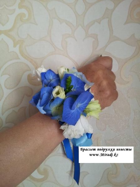 Браслет для подружки невесты из живых цветов