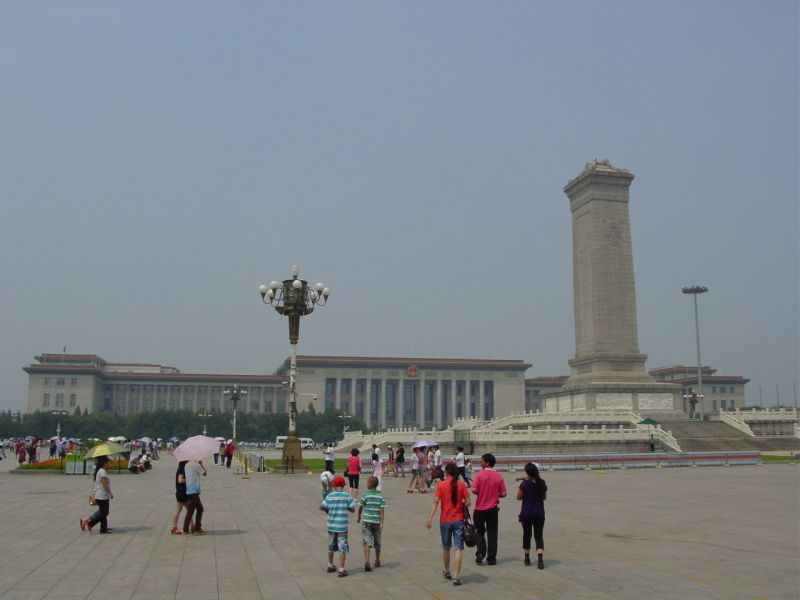 3. Площадь ТяньАньМэнь, Памятник Народным Героям