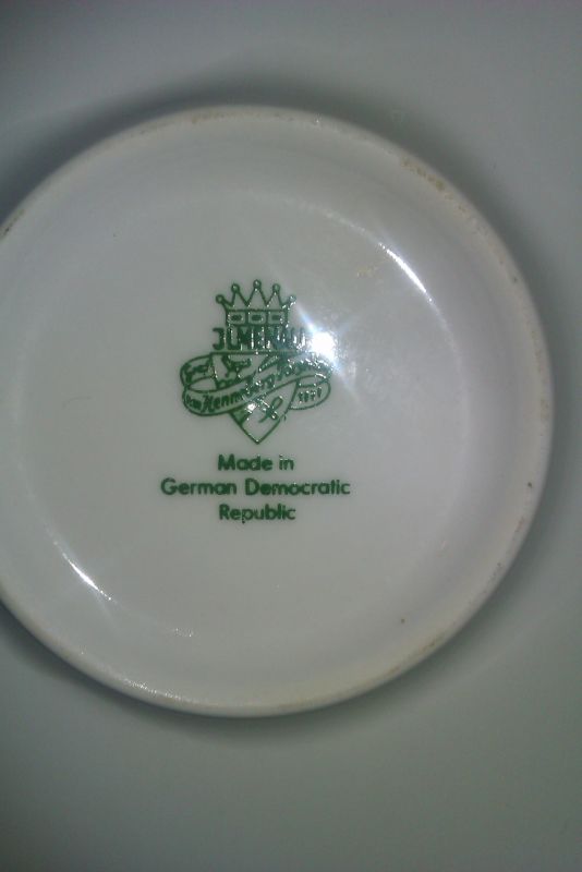 Задняя сторона большой круглой и овальной тарелок(полосато зеленые)