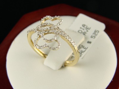 Очень нежное кольцо – обещание с тремя сердцечками из желтого золота с белыми бриллиантами