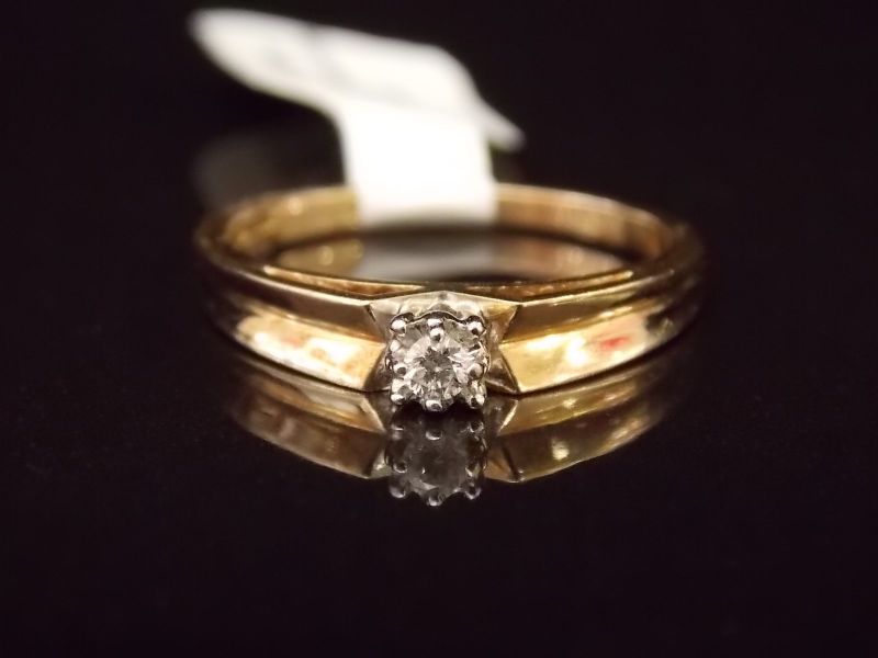 Необычное кольцо с единичным бриллиантом из желтого золота