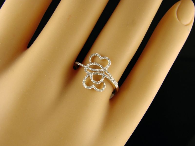 Очень нежное кольцо – обещание с тремя сердцечками из желтого золота с белыми бриллиантами