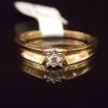 Необычное кольцо с единичным бриллиантом из желтого золота