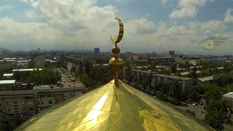 полумесяц большого купола на центральной мечети