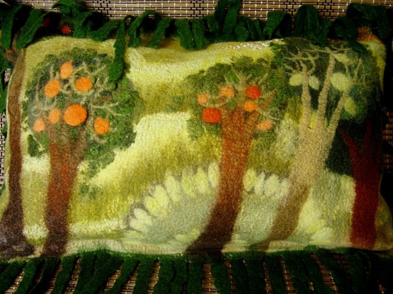 Войлочная подушка "Райский сад".