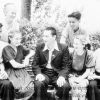 1950 М.Габдуллин (в центре) среди учащихся № 44 средней школы.