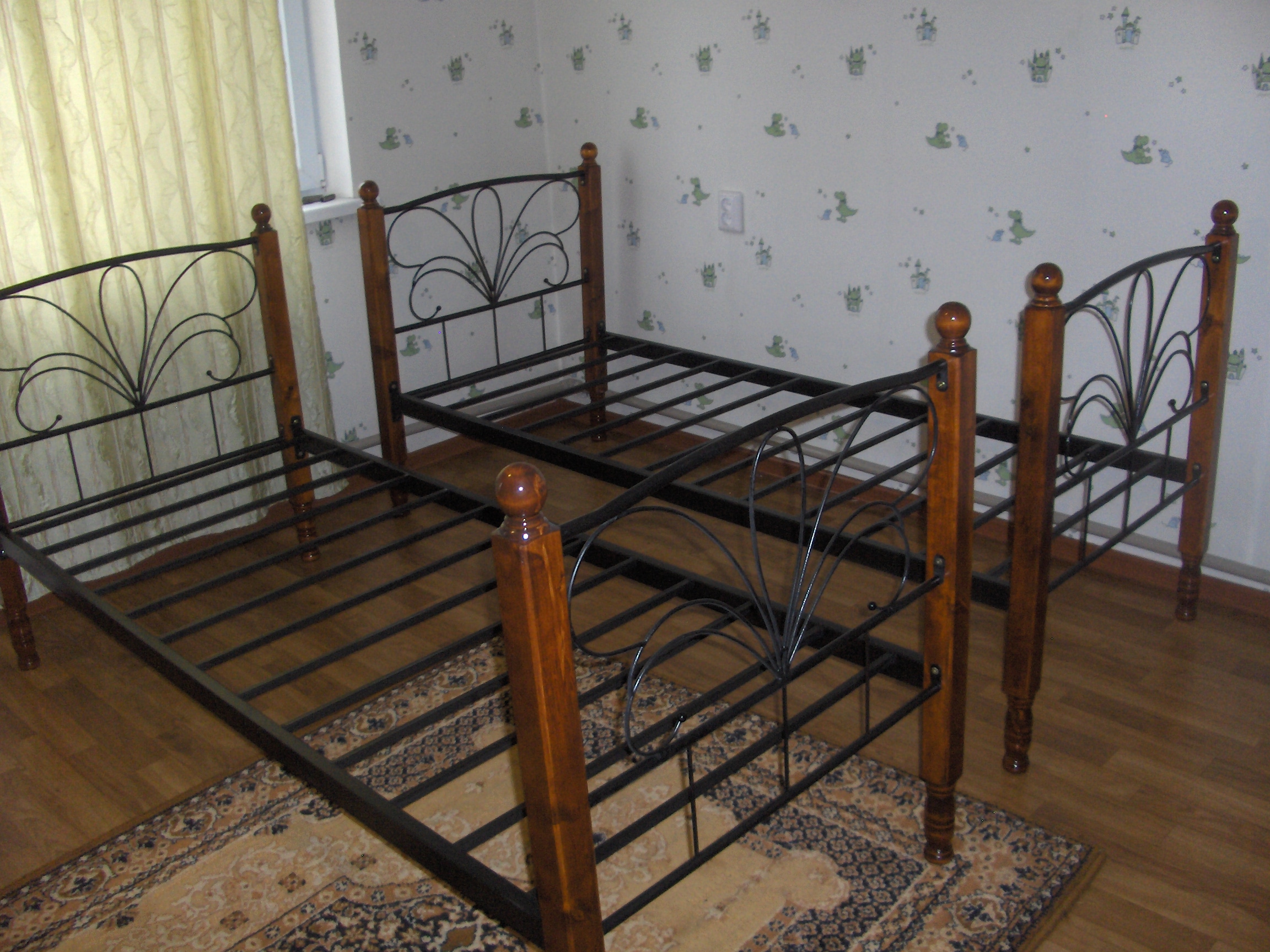 Сборка металлической кровати. Железная кровать. Кровать из металла. Кровать железная с деревом. Кровать из металла и дерева.