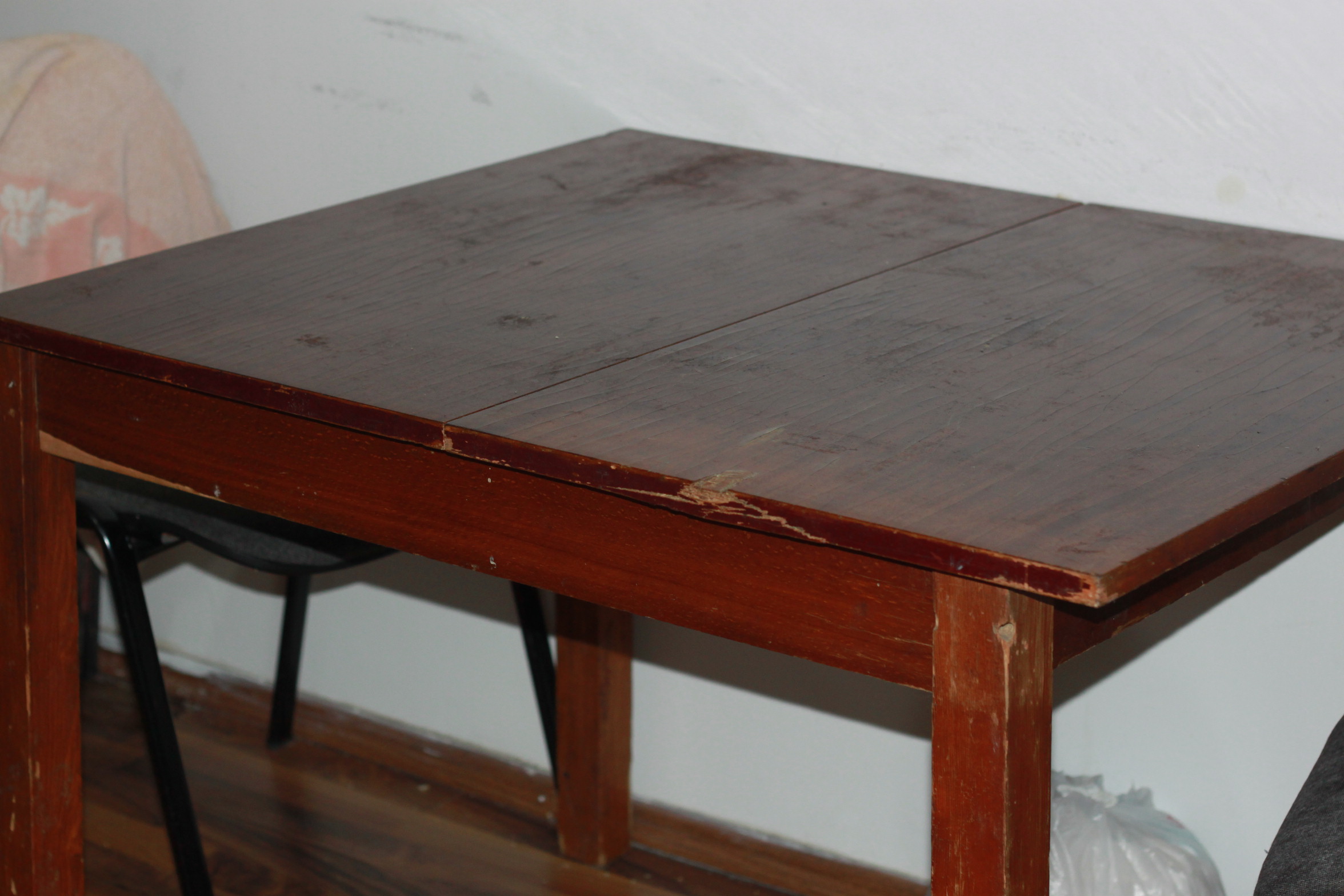 Советский кухонный стол. Старый кухонный стол. Старинный раздвижной стол. Советский деревянный стол. Старый лакированный стол.