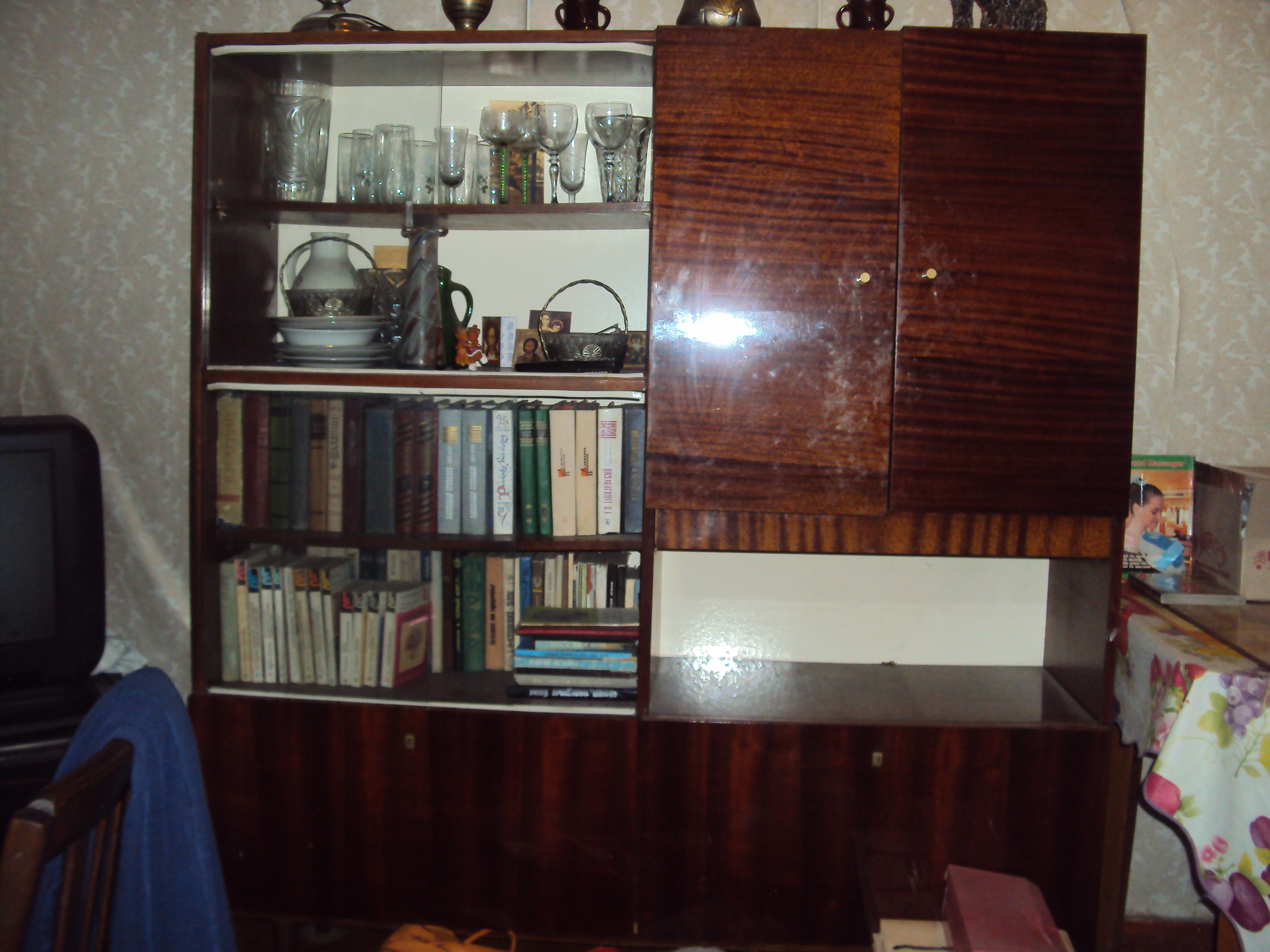 Советский шкаф со стеклянными дверцами