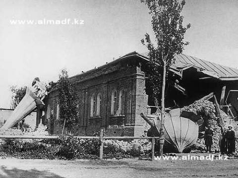 Татарская мечеть после землетрясения 28 мая 1887 года.jpg