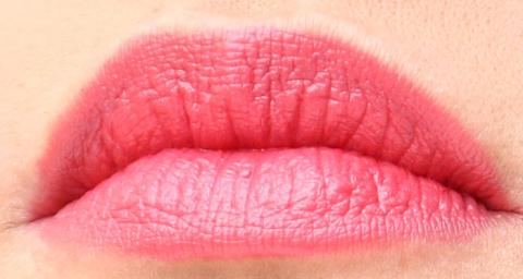 Estee-Lauder-Defiant-Coral-320-lip-closeup.jpg