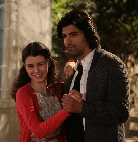 Beren Saat Engin Akyurek el ele.JPG