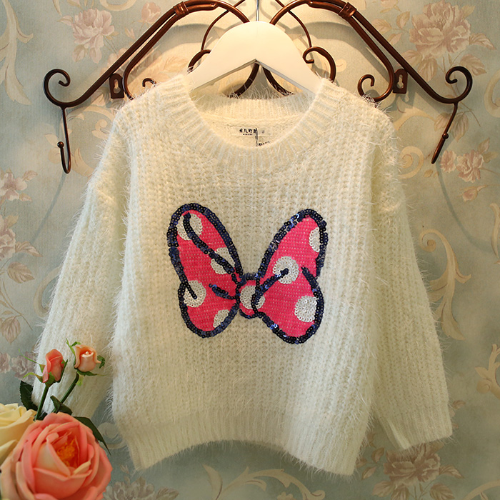 Кофта с бабочкой. Кофта с бабочками. Кофточка с бабочкой. Розовый вязаный свитер с бабочками. Кофта мотыльки.