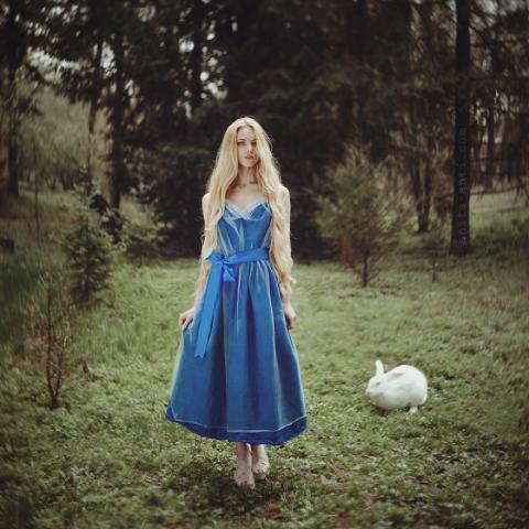 12840910-R3L8T8D-880-fairytale-photography-women-animals-anita-anti-32__880.jpg