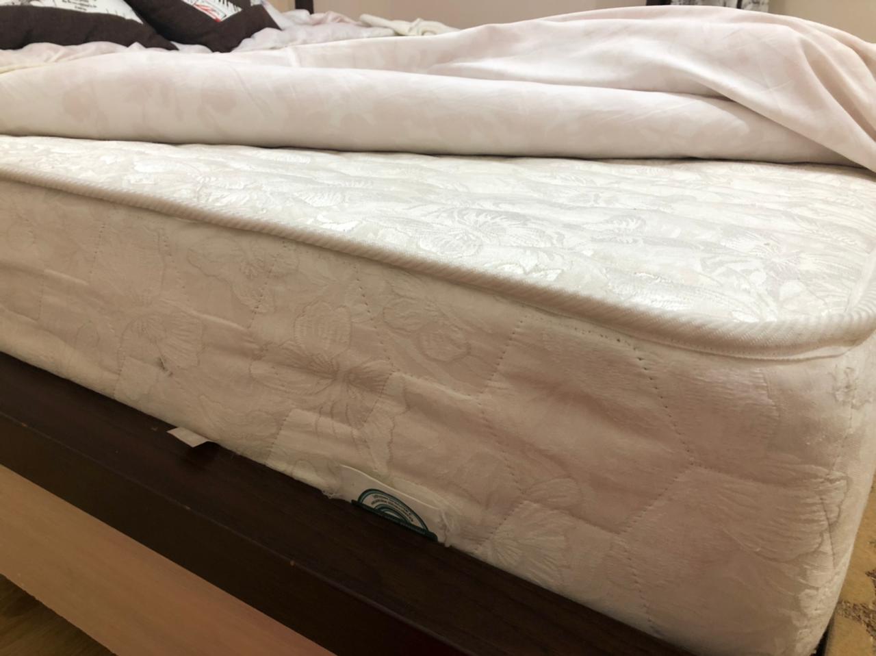 Кровать одинарная с матрасом