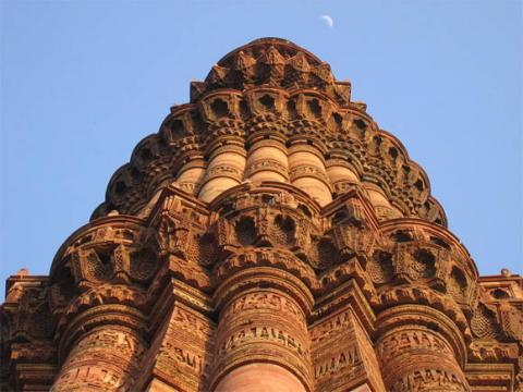 minaret-samoubijstv-kutub-minar-v-indii1.jpg