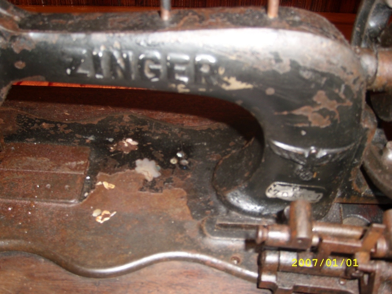 Как отличить старый. Швейная машинка (Zinger super 2001). Zinger швейная машинка 1940г. Швейная машинка Зингер с буквой z. Швейная машинка Зингер немецкая 1938г.