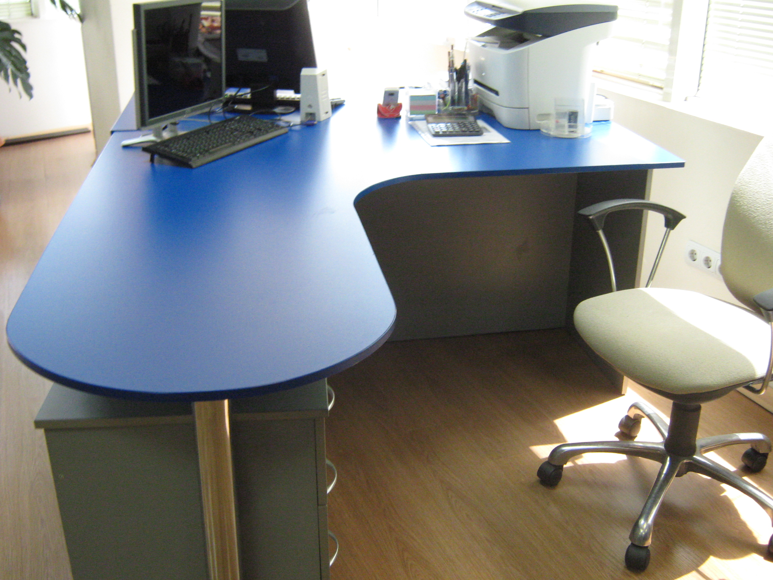 Офисный стол синий