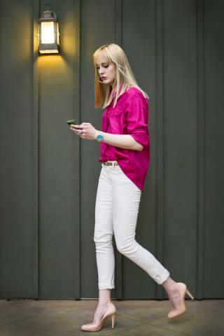 light-pink-skinny-tommy-hilfiger-jeans-hot-pink-thrifted-blouse-nude-pumps-b_400.jpg