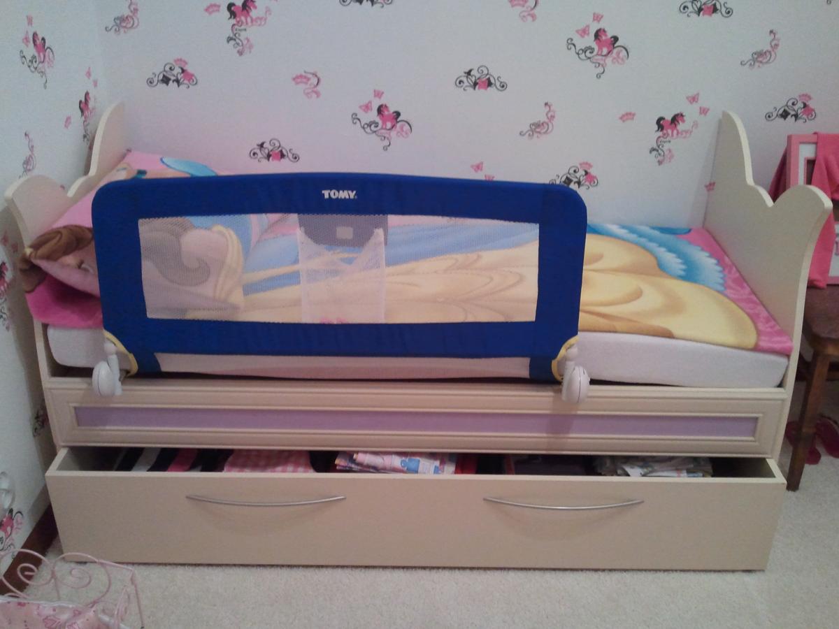 Детская кровать со съемным бортиком