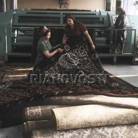 Осмотр готовых ковров работницами Алма-Атинской ковроткацкой фабрики 1974.jpg