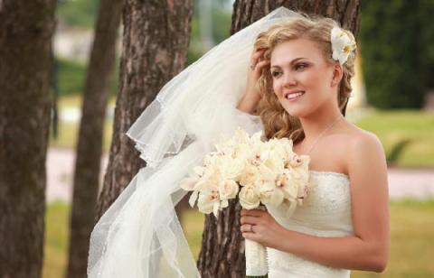 Romantic-bride-loose-long-shiny-hair.jpg