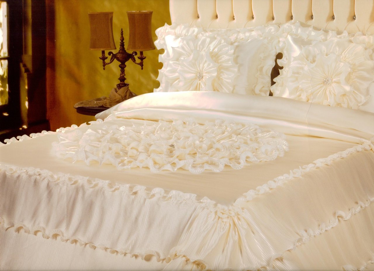 Невеста постель. Свадебное постельное белье. Невесты в постели. Свадебные комплекты постельного белья. Покрывало на кровать.