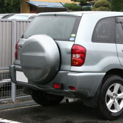 2003-2005_Toyota_RAV4_5_Door_rear.jpg