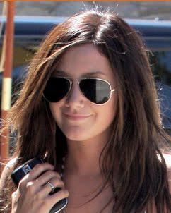 Ashley-Tisdale-and-her-Ray-Ban-3025-Aviators.jpeg