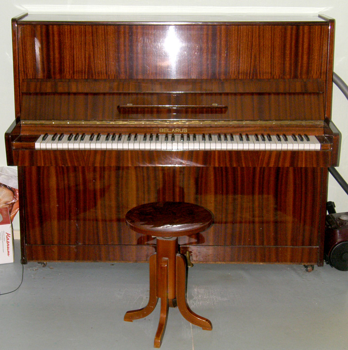 Авито куплю пианино б у. Belarus пианино и стул. Пианино Беларусь коричневое.