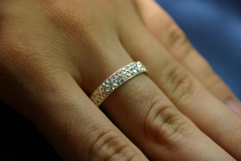 W0832 ( 3,000 т.т.) кольцо ( 18 размер) серебро 925 пробы с кристаллами (бензиновый отлив) Swarovski.JPG
