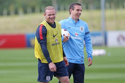 Wayne-Rooney-L-jokes-with-coach-Gary-Neville-2156078.jpg