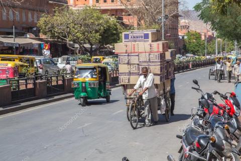 depositphotos_122433946-stock-photo-people-transporting-boxes-of-goods.jpg