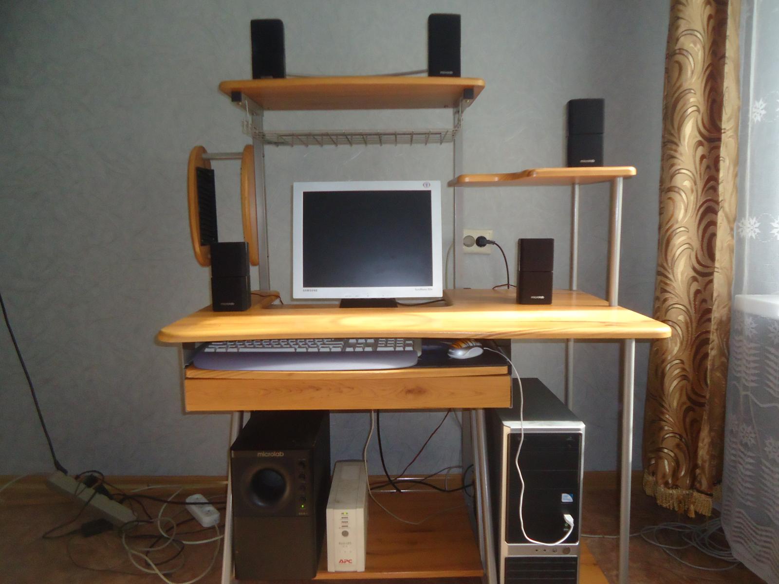 Компьютерный стол с стойками под колонки