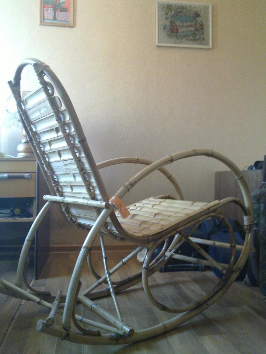 Старинные кресло качалка из бамбука
