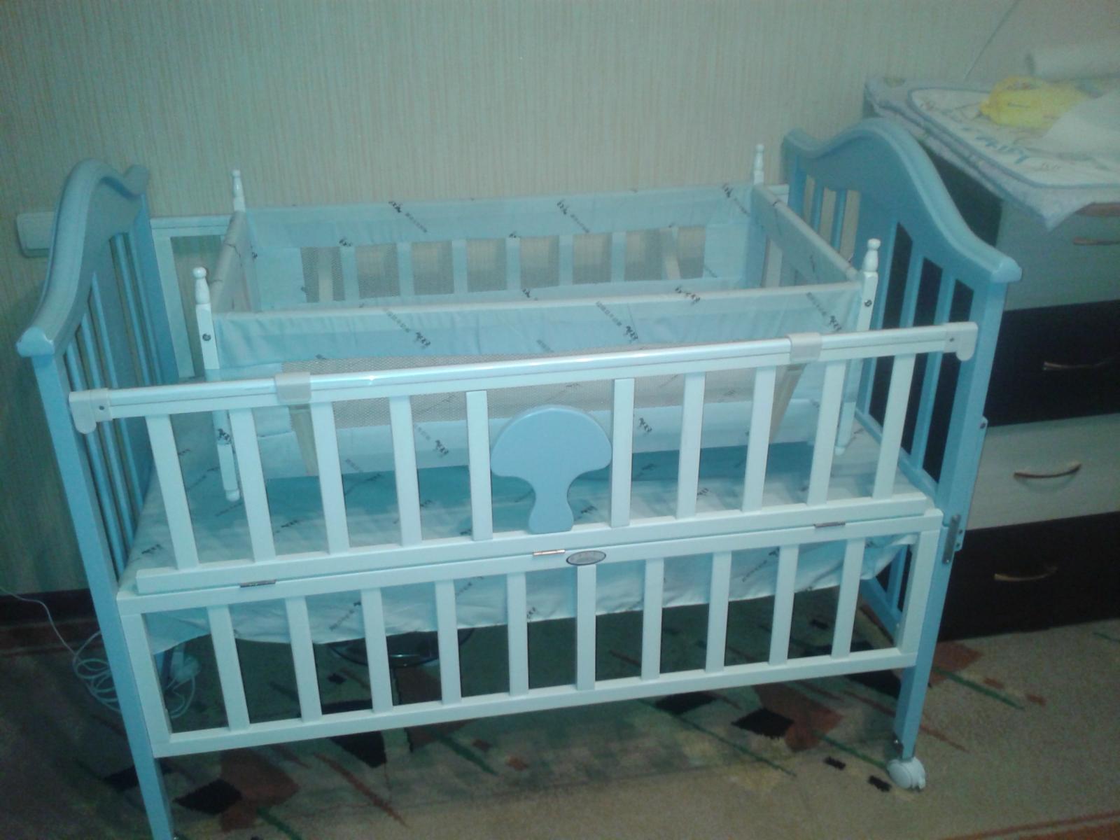 Детская кроватка голубая