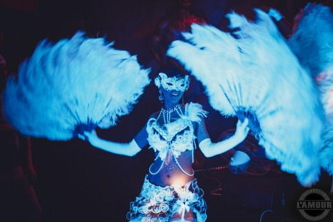 Световое шоу алматы бурлеск алматы ультрафиолетовое шоу лазерное шоу танец перьевые веера страус перья.jpg