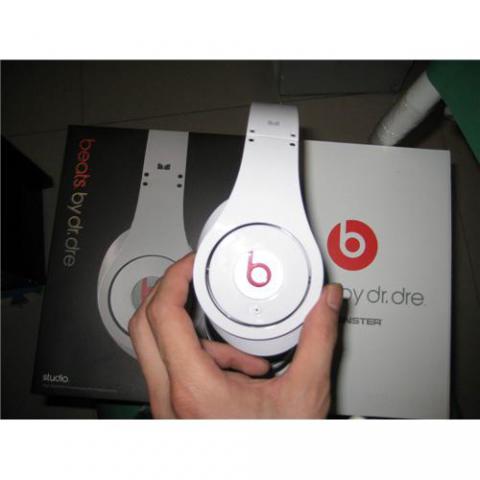 white-monster-beats-by-dr-dre-studio-high-definition-powered-isolation-headphones.jpg