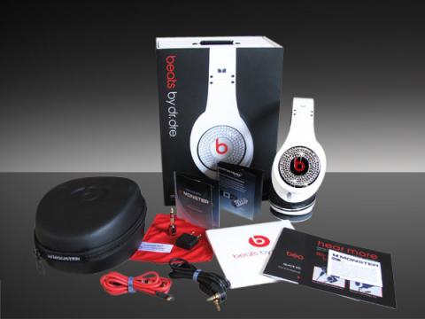 Monster_Beats_Studio_Diamond_Headphones_white_3.jpg