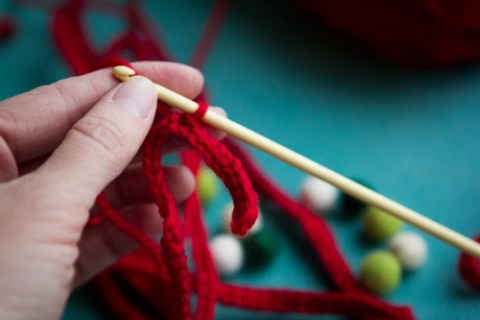 diy-yarn-bow-garland-2-500x333.png