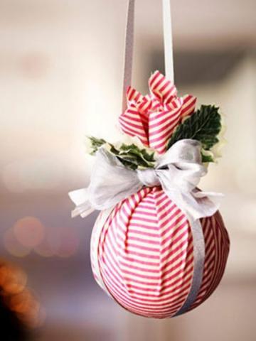 awesome-christmas-balls-and-ideas-how-to-use-them-in-christmas-decor-1-554x738.jpg