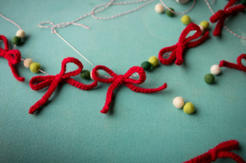 diy-yarn-bow-garland-1-500x331.png