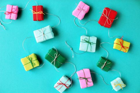 diy-mini-present-garland-final.jpg