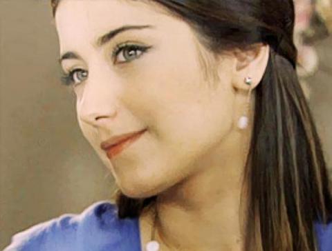 hazal-kaya-.jpg