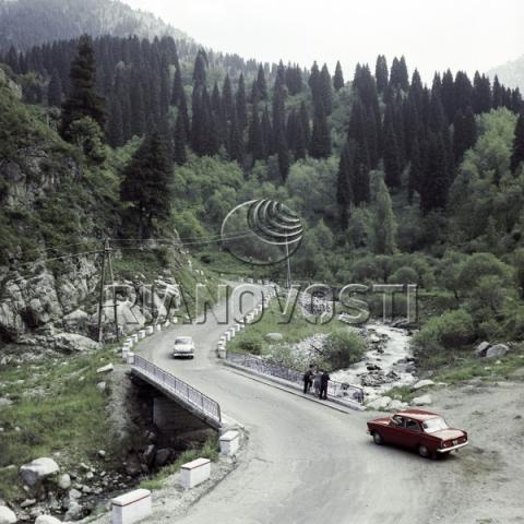 Дорога в горах Заилийского Алатау.1968.jpg