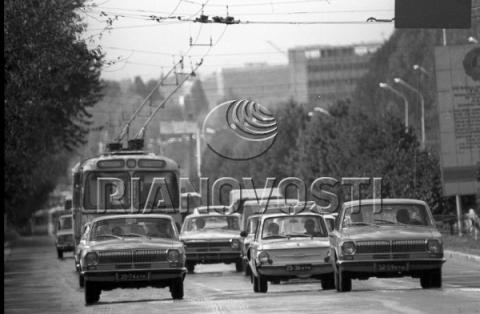 Автомобильное движение на улицах Алма-Аты.1975.jpg