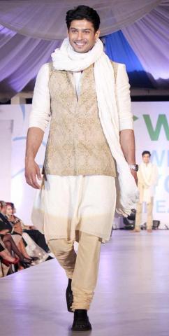 smiling-siddharth-shukla-walks-ramp-global-peace-fashion-show.jpg